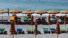 Vacanță cu șezlongul adus de acasă. Românii au improvizat ca să facă economii în concediu: „E mai ok, suntem mai aproape de mare”